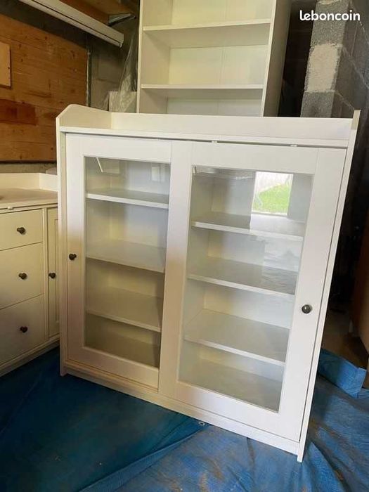 Witrynka IKEA Hauga z  przesuwanymi drzwiczkami -dostawa gratis