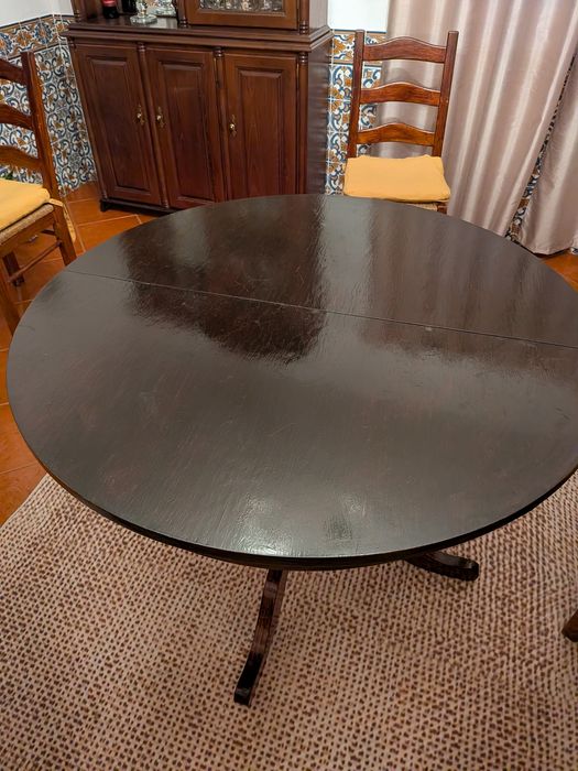 Mesa de pinho com 4 cadeiras