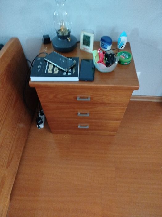 Cama dupla com mesa de cabeceira