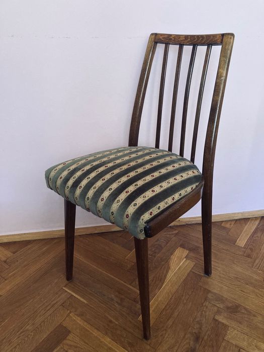 Komplet krzeseł tapicerowanych proj. A Suman dla TON lata 60 PRL