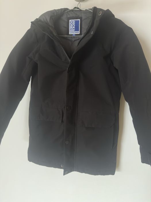 Zimowa czarna kurtka rozmiar 140