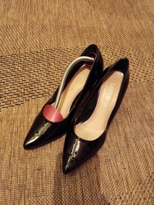 Czarne lakierowane szpilki r41