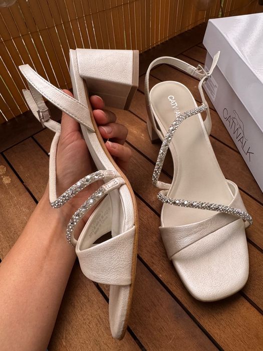 Nowe błyszczące białe sandałki na obcasie 39 Catwalk