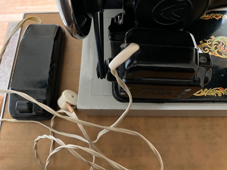 Швейная машинка с электроприводом. Рабочая.