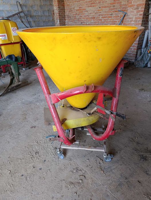 Rozsiewacz nawozów podwieszany