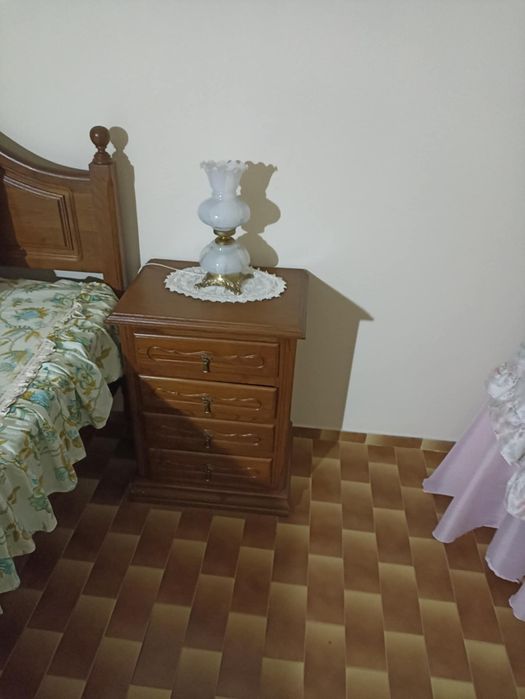 Vende se Quarto de casal estado como novo com tudo em madeira estado c