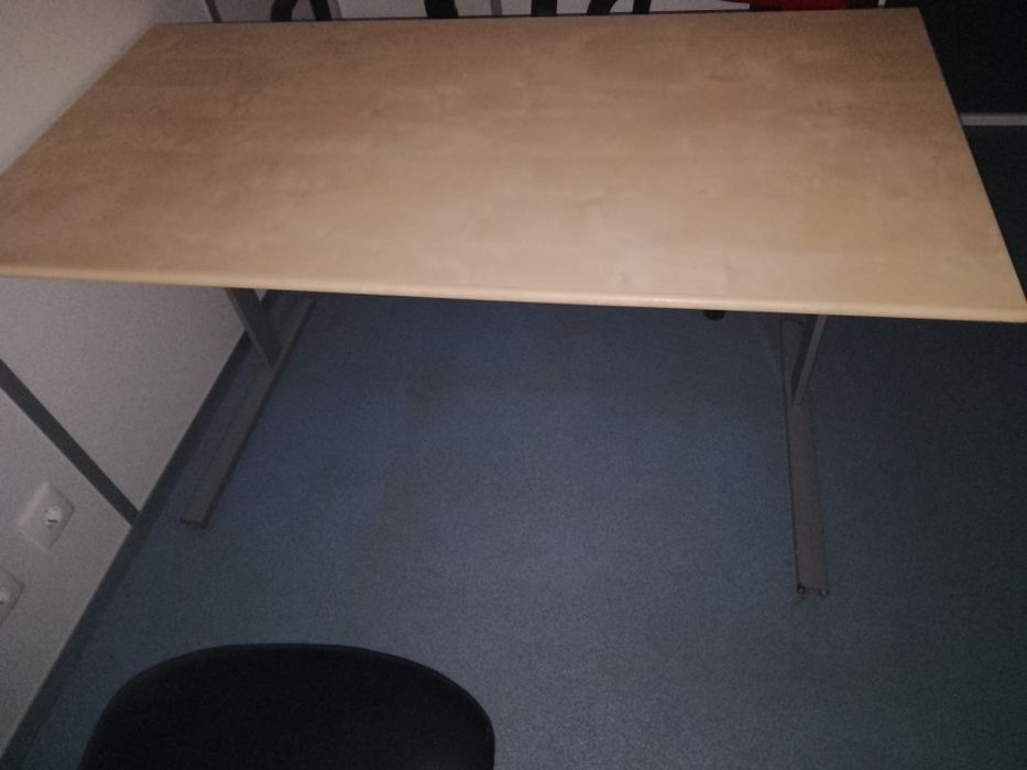 Mesa de escritório e oferta de  1 cadeira na compra da mesa