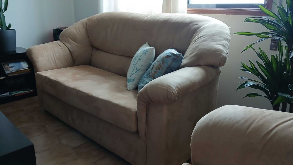 Conjunto de sofá Bege - 2 sofás de 2 lugares + apoio para os pés.
