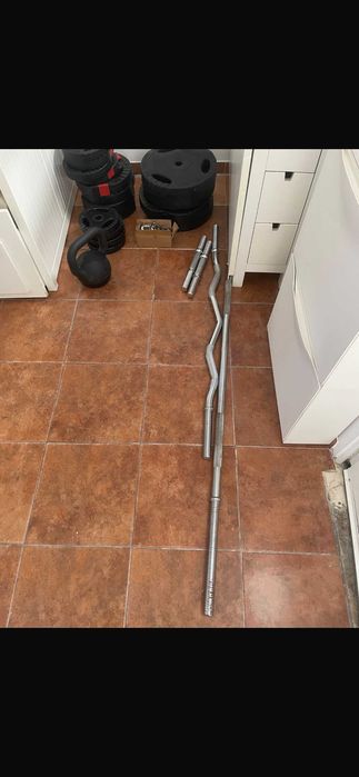 Conjunto de barra e anilhas de plástico com tripla pegada; 100 kg + 1 kettlebell 16 kg gratis