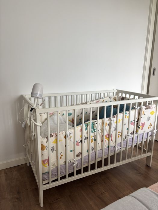 Berço com protecção e colchão
