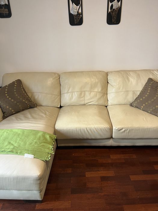 Sofá em Pele Branca com Chaise Longue
