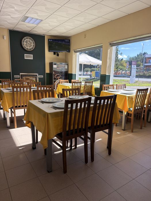 Conjunto de mesa e cadeiras