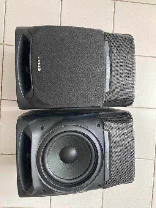 Colunas Aiwa com suporte