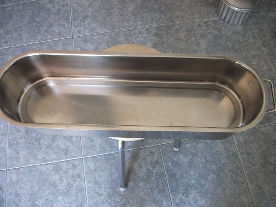 Tacho em aço inox próprio para cozer peixe inteiro.