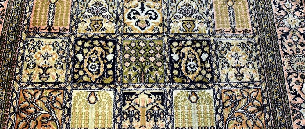 Tapete Oriental de SEDA DE CAXEMIRA, feito à mão com seda natural sobre urdidura de algodão, 195cm x 130cm