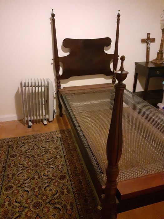 Cama de solteiro antiga