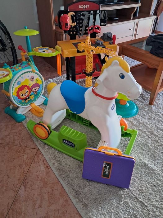 Brinquedos para criança ,torre grua , cavalinho chicco ,jogo diset ,bancada ferramentas, bateria interativa