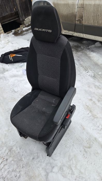 Fotel Bujany czarny firmy Ducato