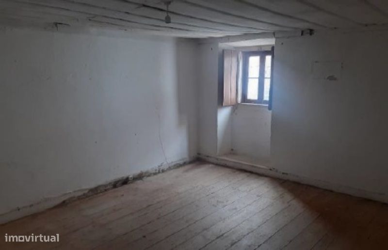 Moradia T4 para Renovar c/ Pátio e Churrasqueira | Centro do Cadaval