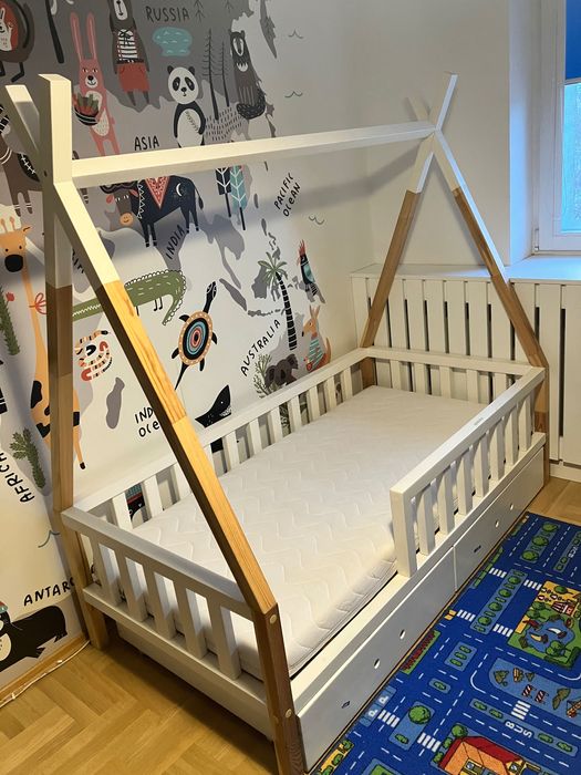 Łóżko  dziecięce typu domek z materacem