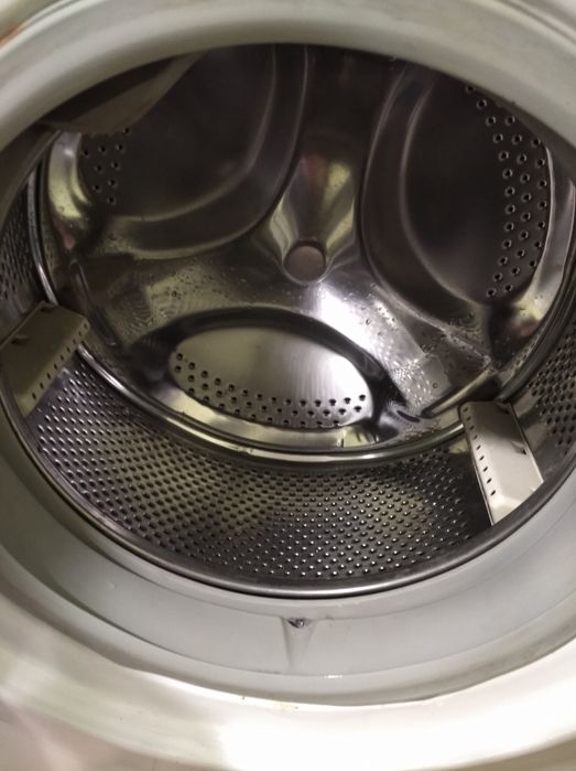 Стиральную машину ariston продам