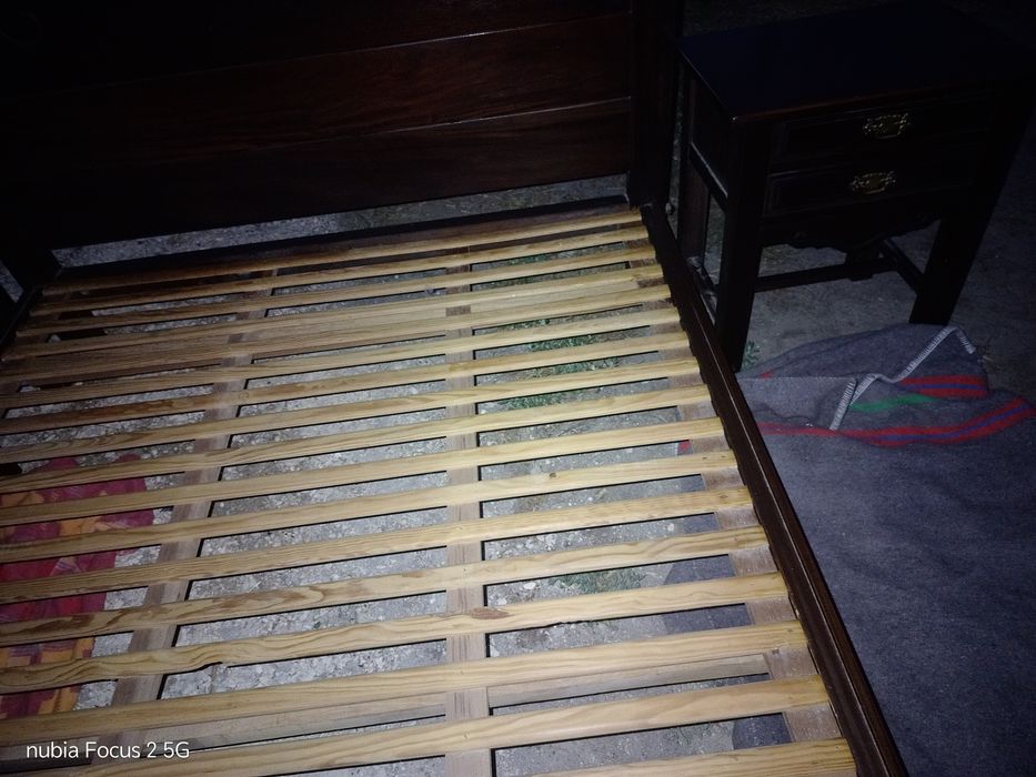 Mobilia de casal com cama colxao mesinhas e comoda