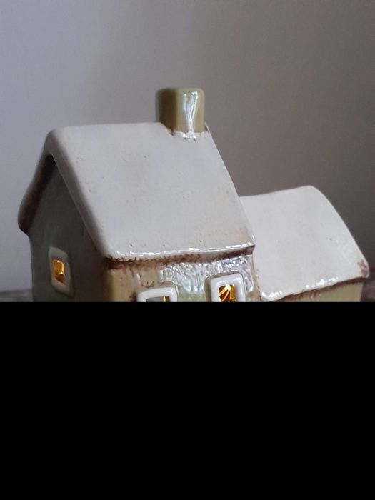 Керамічні будиночки -підсвічники,ззаду є отвір для свічки