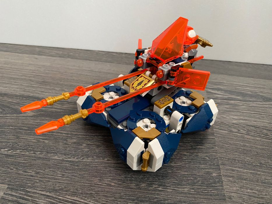 LEGO Nexo Knights 72001  Bojowy poduszkowiec Lance'a