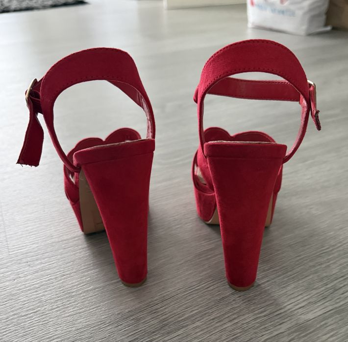 Sandalias vermelhas salto alto