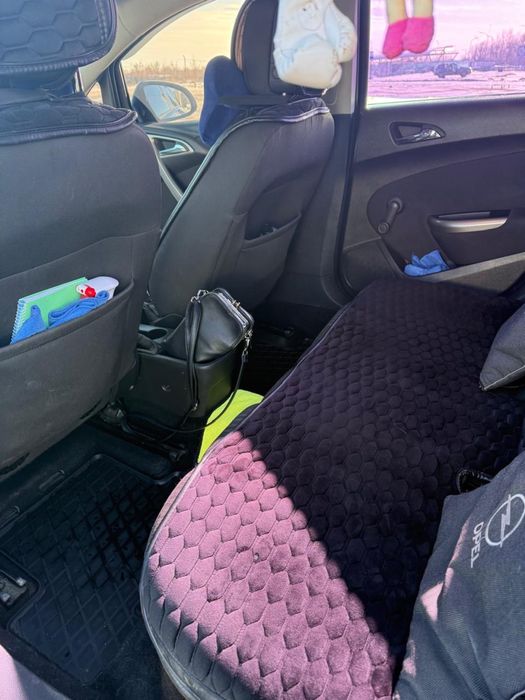 Продаеться гарне сімейне авто в гарному стані перший власник в україні