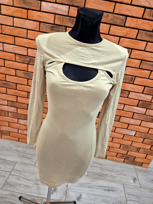 Sukienka z wyciętym dekoltem