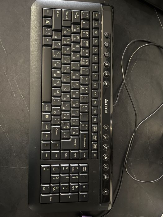 Компʼютер, монітор, клавіатура, колонки, камера, мишка