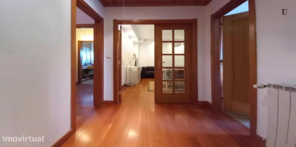 Quarto - localizado em Lumiar Lisbon