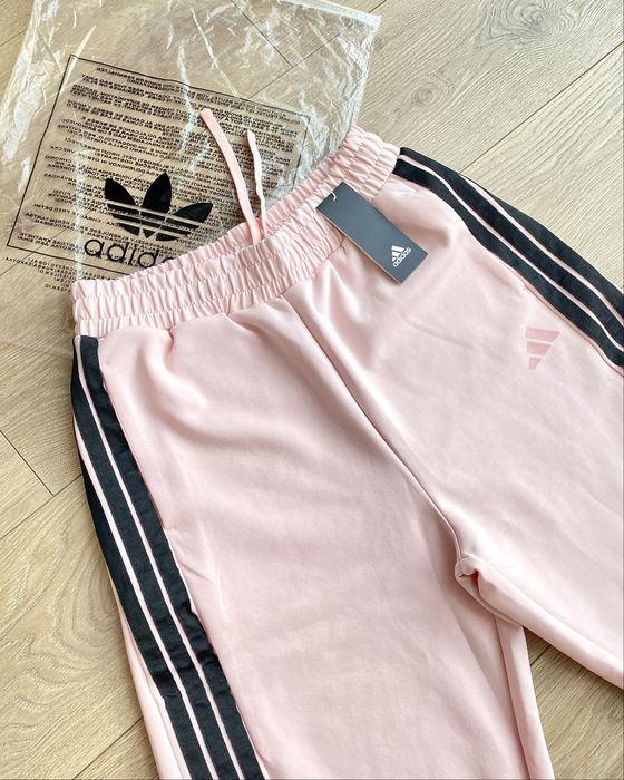 Жіночі спортивні штани Adidas ніжно-рожеві