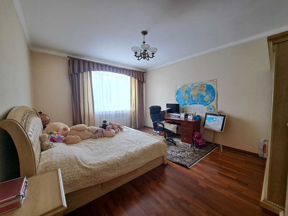 ПРОДАЖ БЕЗ КОМІСІЇ. Триповерховий будинок в с. Гореничі вул Мрії Площа будинку 398,5 кв.м. Ділянка 40 соток з ландшафтним дизайном