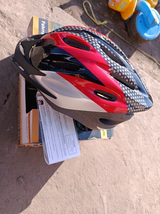 Шолом новий  ,з етікеткою новий є жапка під шолом