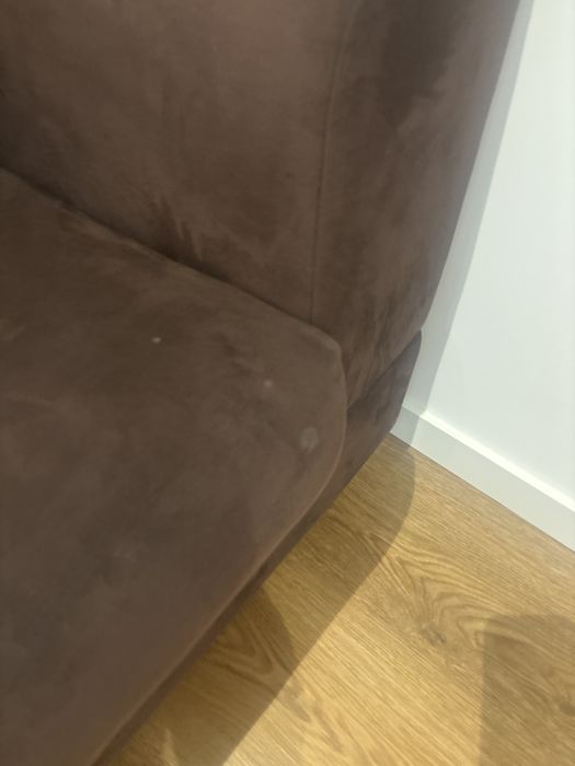 Sofa de sala com sinais de uso