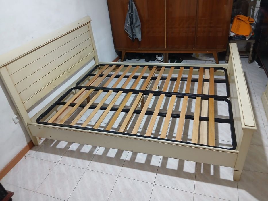 Cama de casal bege(completa sem colchão)