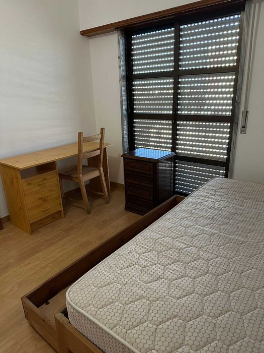 Cama + colchão + secretária + mesa de cabeceira – tudo por 120 €