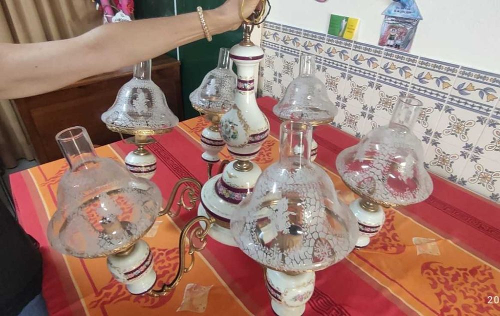 candeeiro de teto de cristal e loiça limoges
