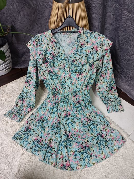 Sukienka w kwiaty z falbanami delikatna