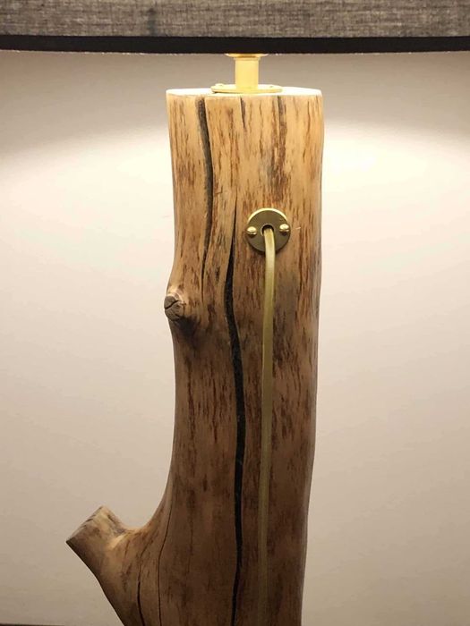 Candeeiro em tronco de árvore