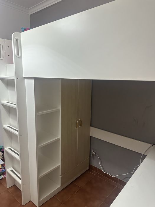 Cama alta com secretária, armário e gavetas – excelente estado