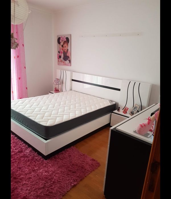 Cama casal com aparador e mesinhas de cabeceira
