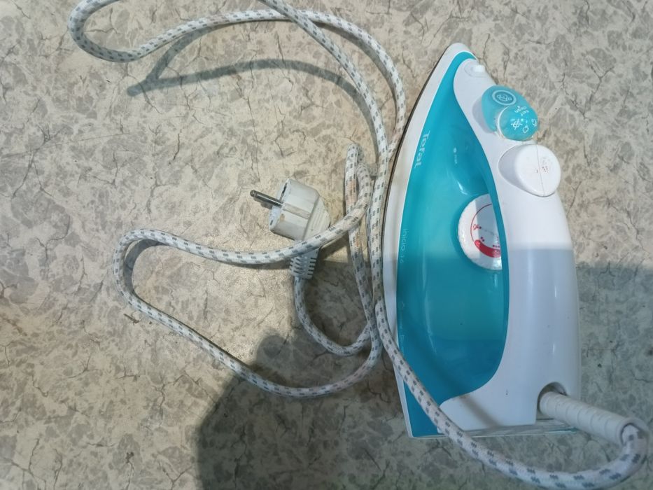 Утюг в рабочем состоянии Tefal,бытовая техник,гладильные доскиа