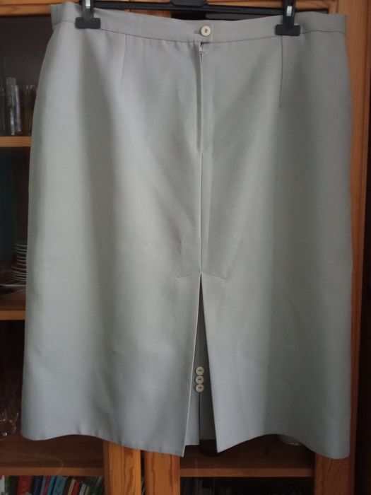 Elegancka siwa prosta spódnica