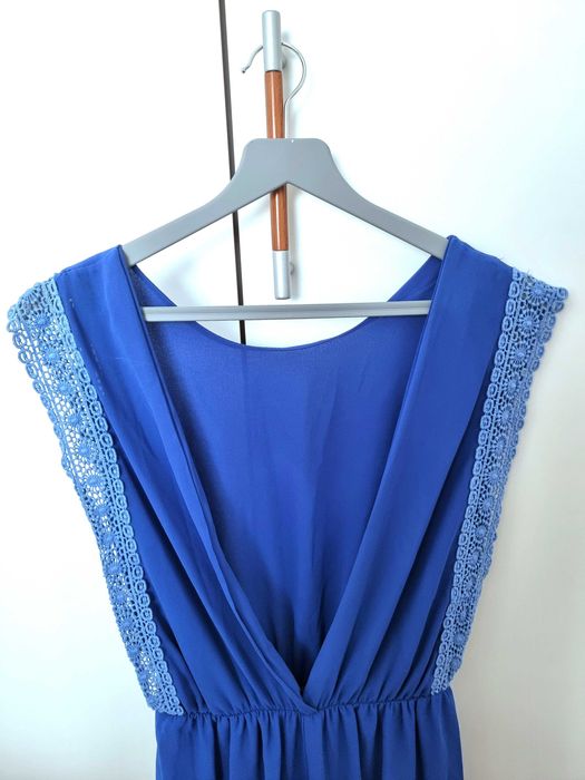 Macacão azul com decote nas costas e detalhe estilo crochet, tamanho S