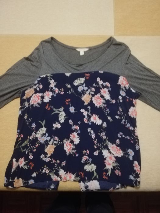 Blusa azul e cinza