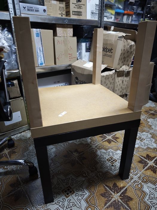 2 pequenas mesas em bom estado