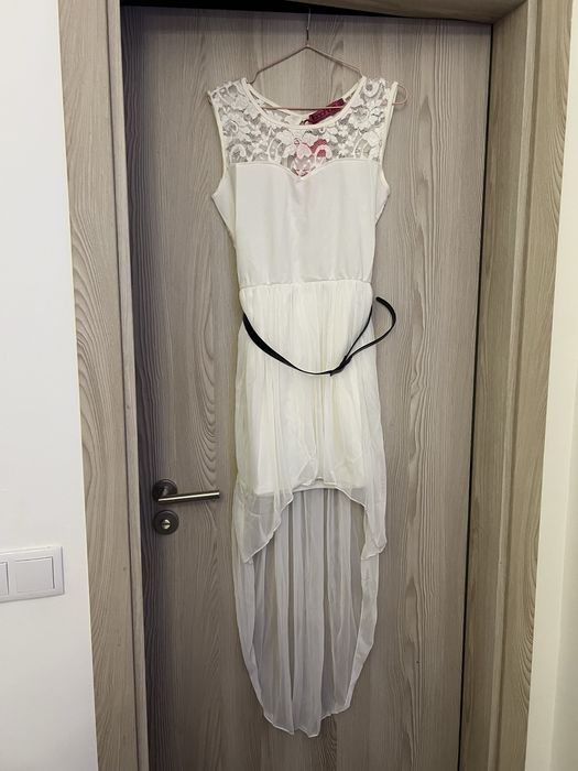 Vestido Boohoo branco com renda e cinto